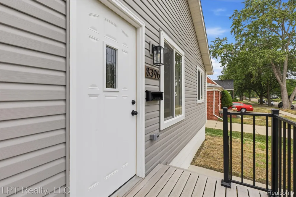 8396 Dale Street Center Line City, MI 48015