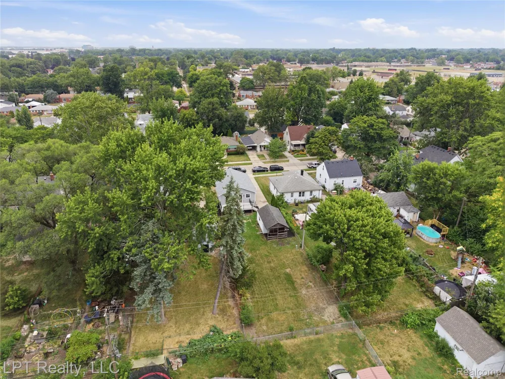 8396 Dale Street Center Line City, MI 48015
