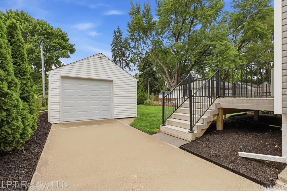 8396 Dale Street Center Line City, MI 48015
