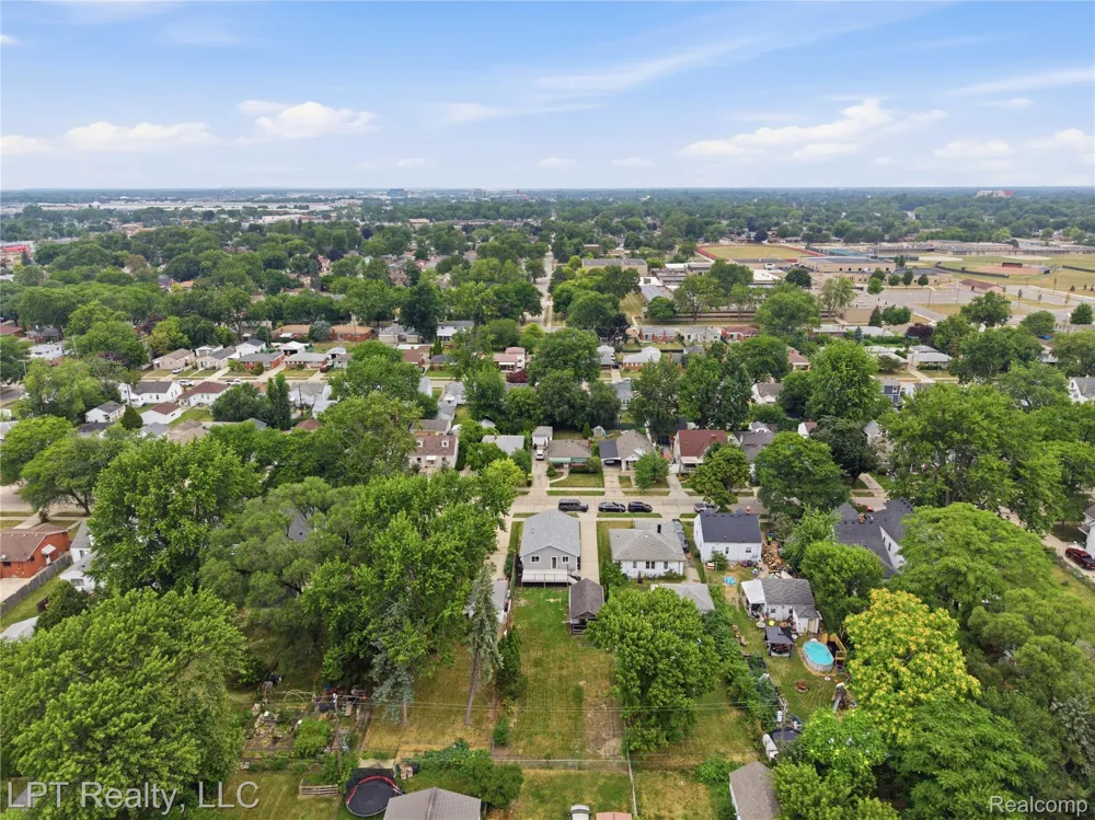 8396 Dale Street Center Line City, MI 48015