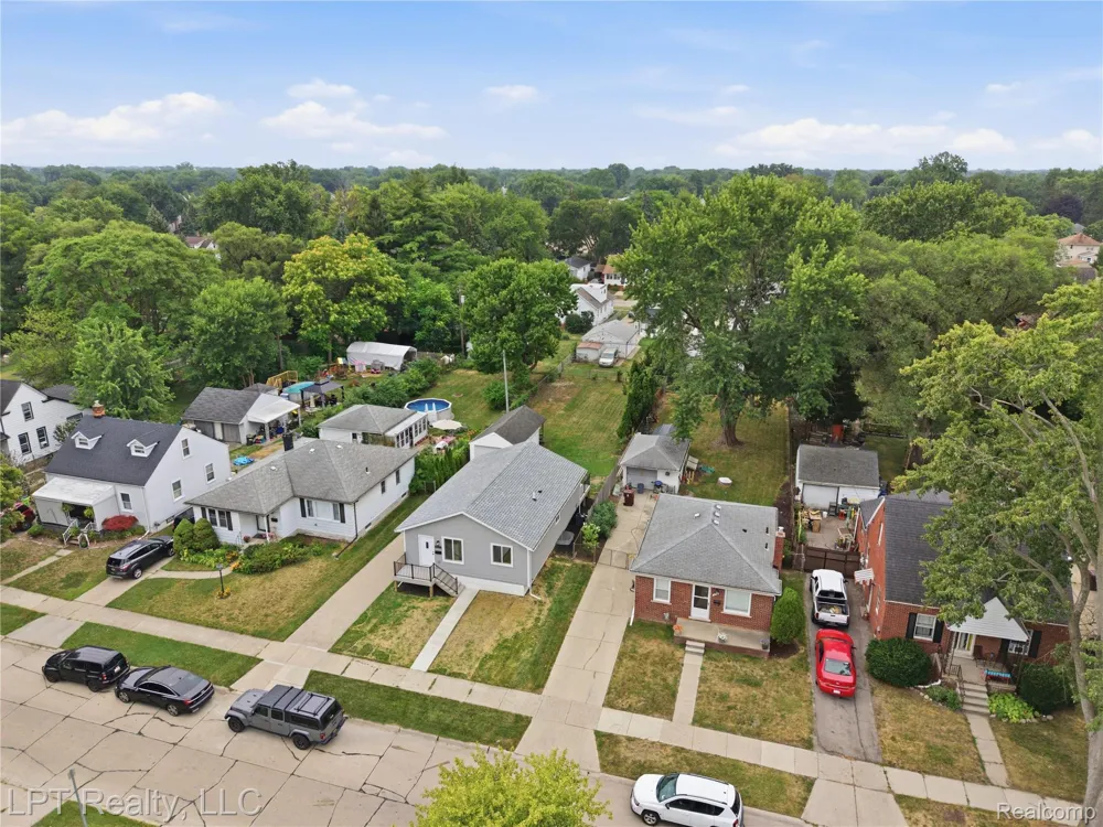 8396 Dale Street Center Line City, MI 48015