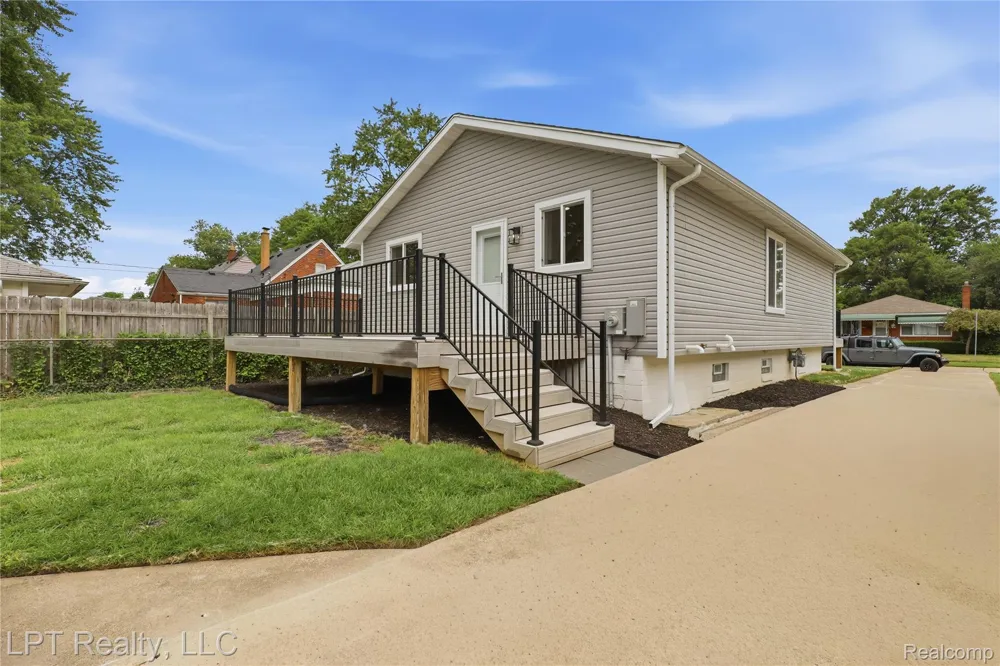 8396 Dale Street Center Line City, MI 48015
