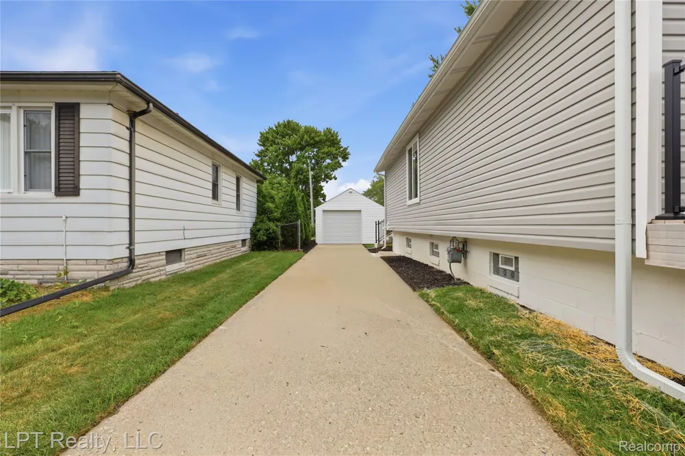 8396 Dale Street Center Line City, MI 48015