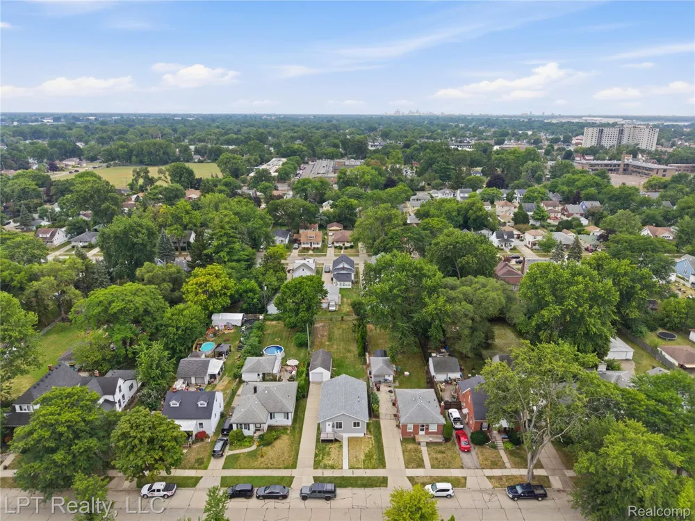 8396 Dale Street Center Line City, MI 48015