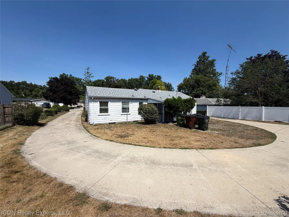 5718 Parkdale Drive Shelby Charter Township, MI 48317