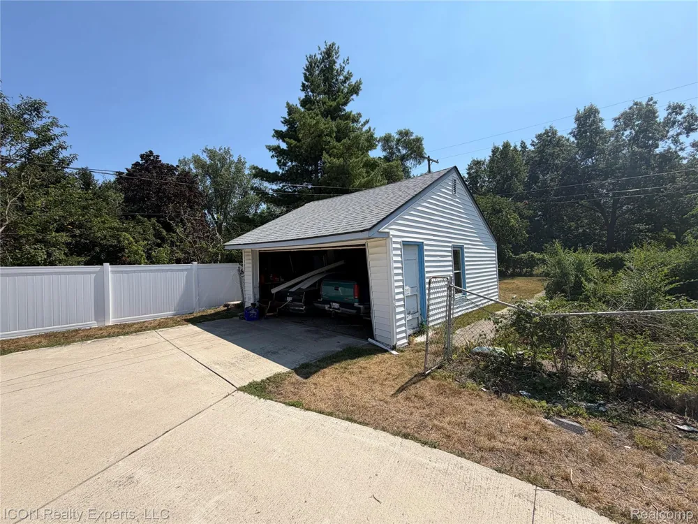 5718 Parkdale Drive Shelby Charter Township, MI 48317
