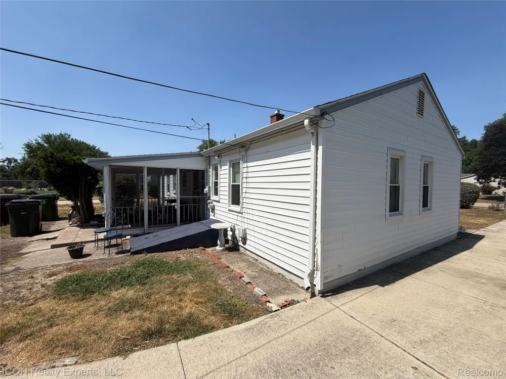 5718 Parkdale Drive Shelby Charter Township, MI 48317