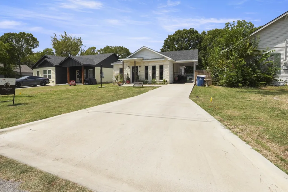 110 E COLLEGE AVENUE Corsicana, TX 75110