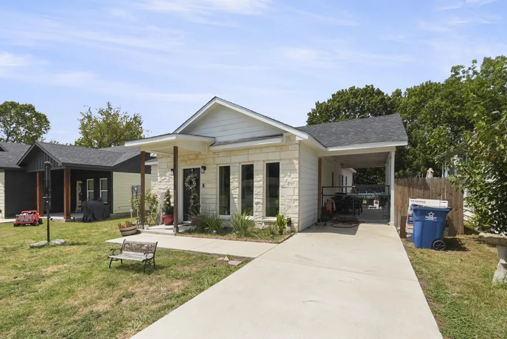 110 E COLLEGE AVENUE Corsicana, TX 75110