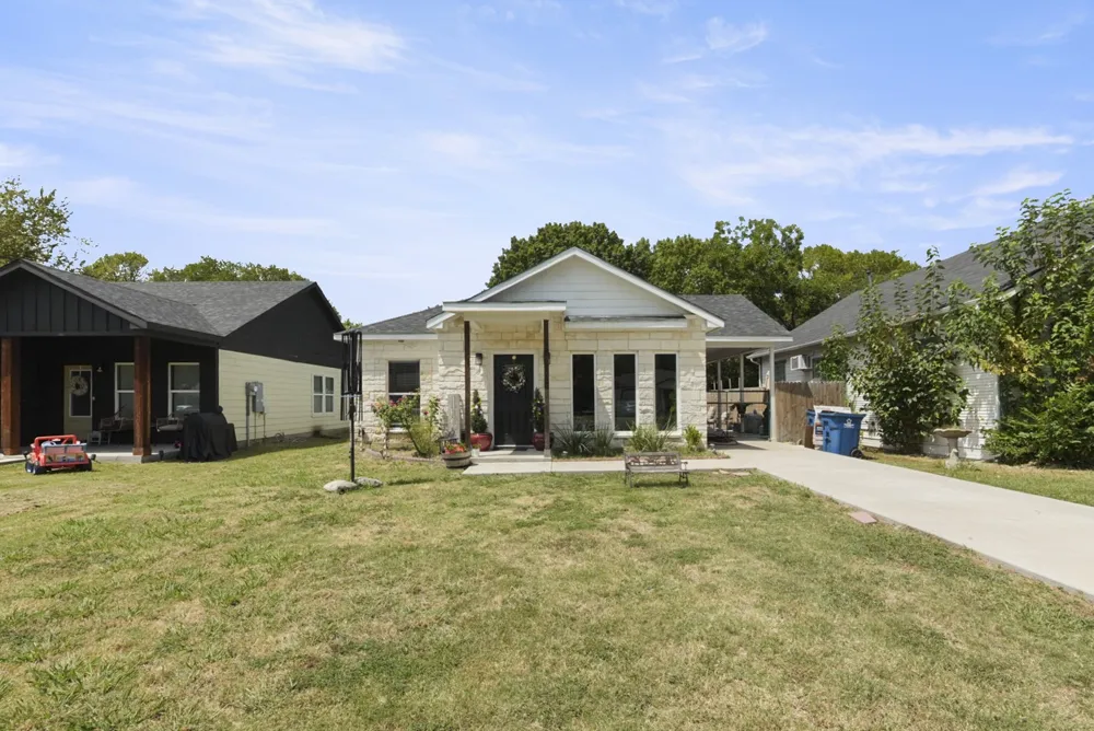 110 E COLLEGE AVENUE Corsicana, TX 75110