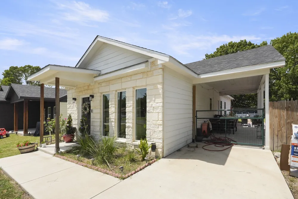 110 E COLLEGE AVENUE Corsicana, TX 75110