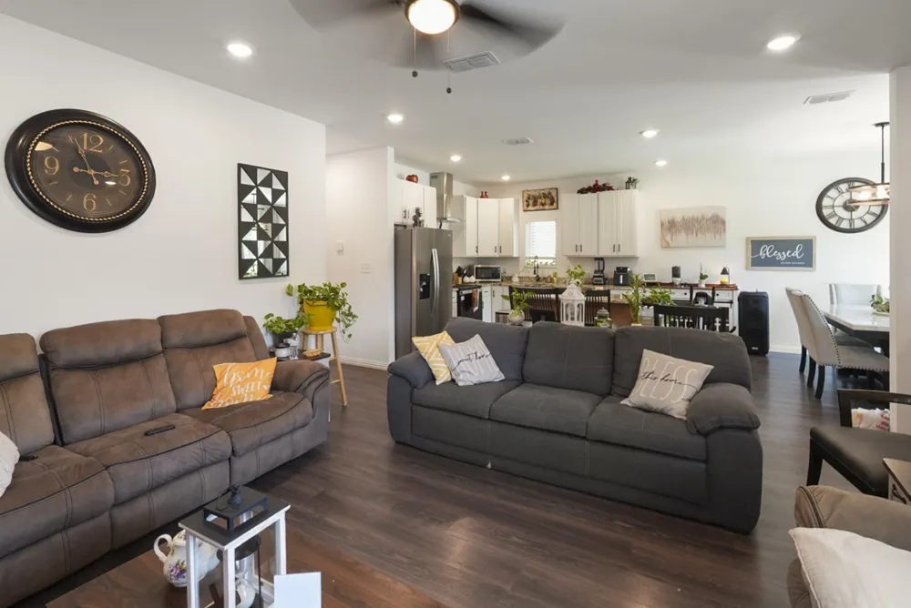 110 E COLLEGE AVENUE Corsicana, TX 75110