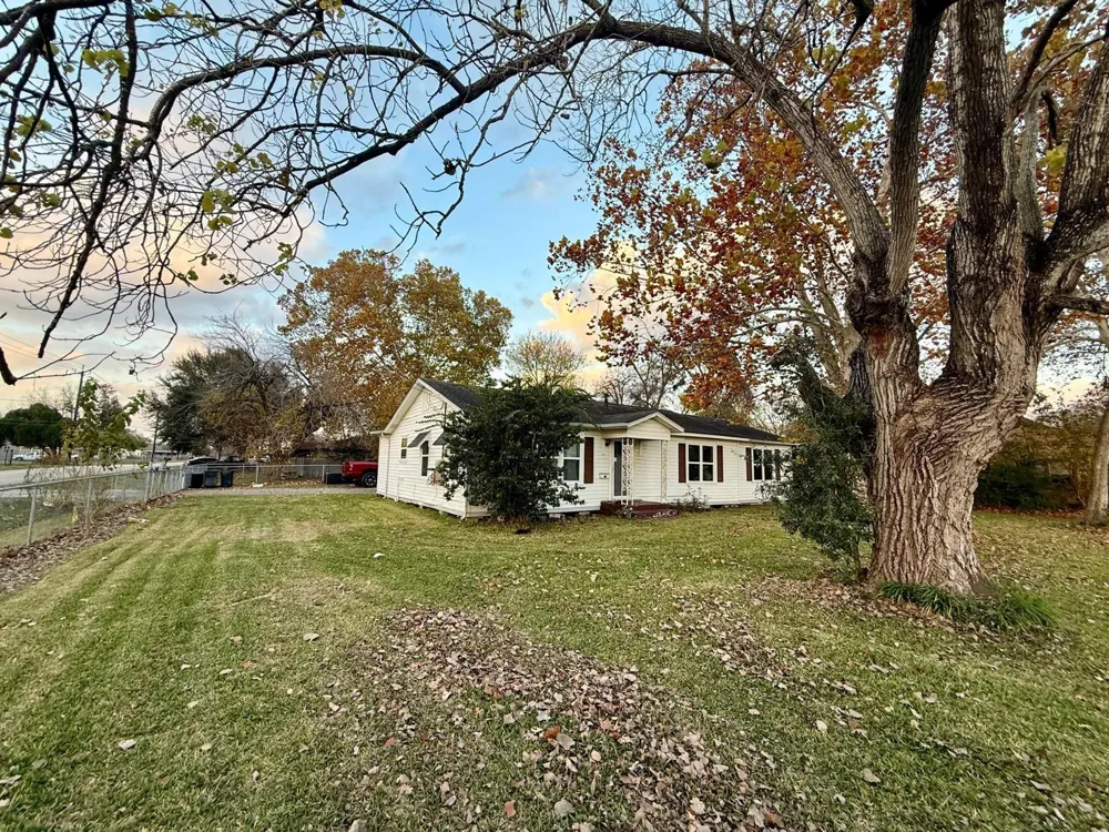 700 E Wallisville Road Highlands, TX 77562