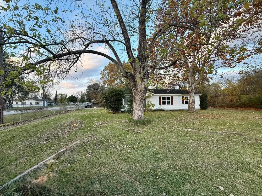 700 E Wallisville Road Highlands, TX 77562
