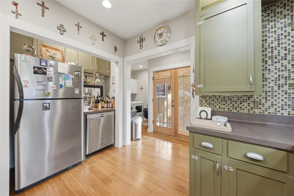 156 2nd Avenue Columbus, TX 78934