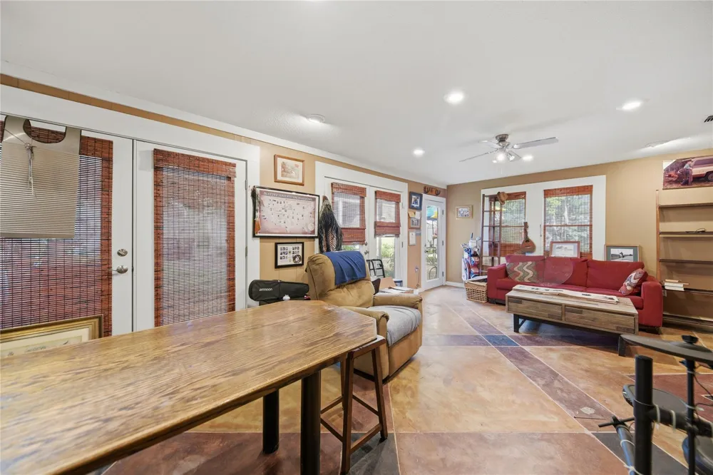 156 2nd Avenue Columbus, TX 78934