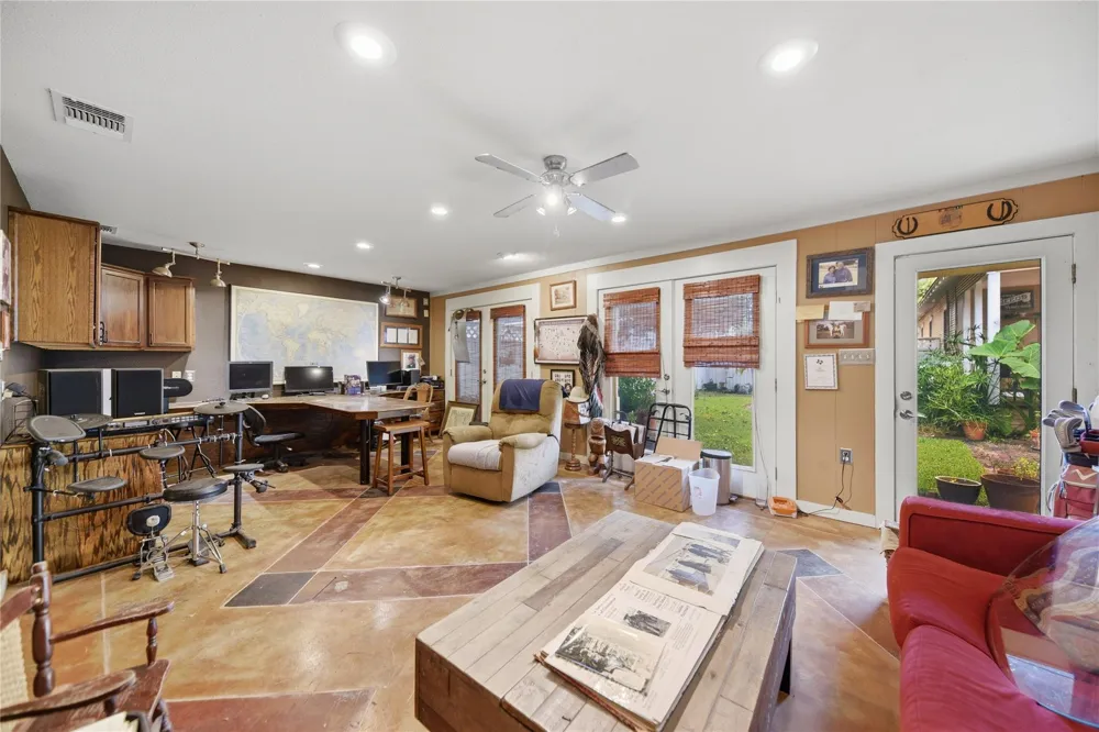 156 2nd Avenue Columbus, TX 78934