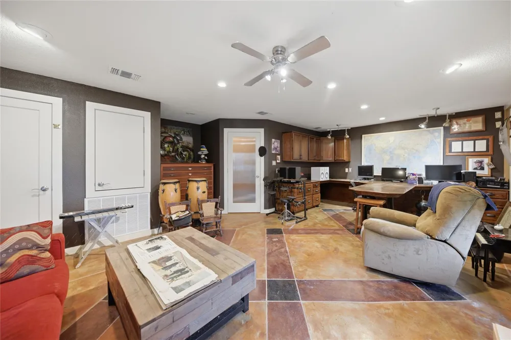 156 2nd Avenue Columbus, TX 78934