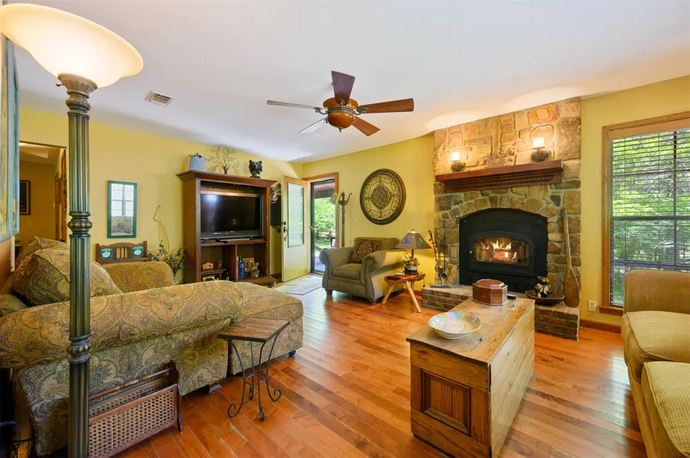 24 Sunfish Creek Trail Smithville, OK 74957