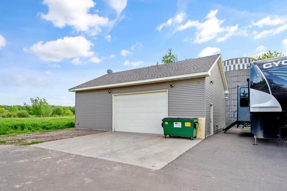 6699 313th Avenue NE North Branch, MN 55056