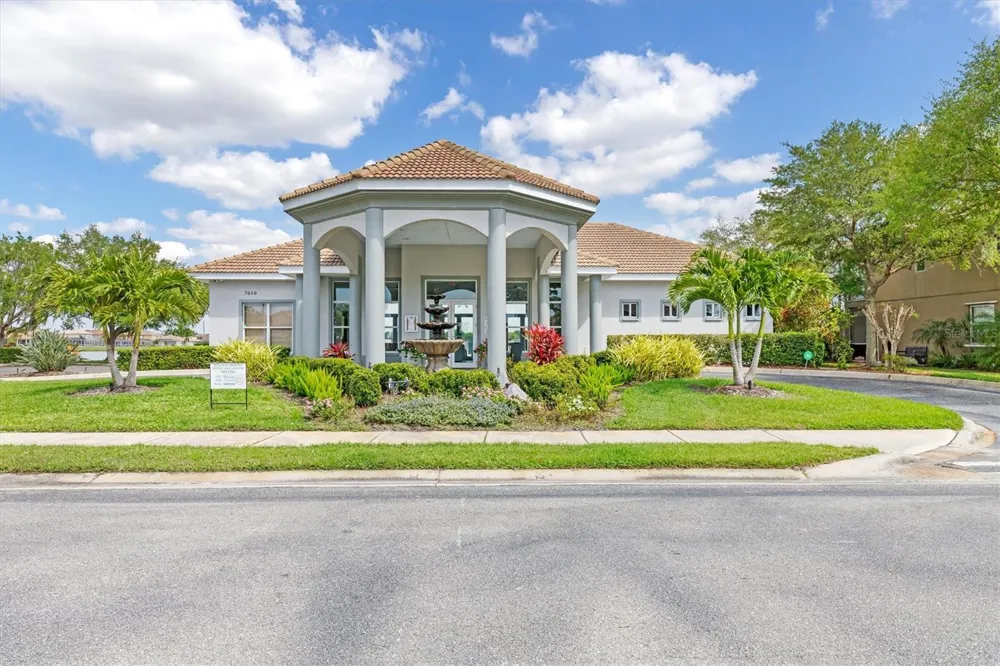6918 74TH STREET CIRCLE E Bradenton, FL 34203