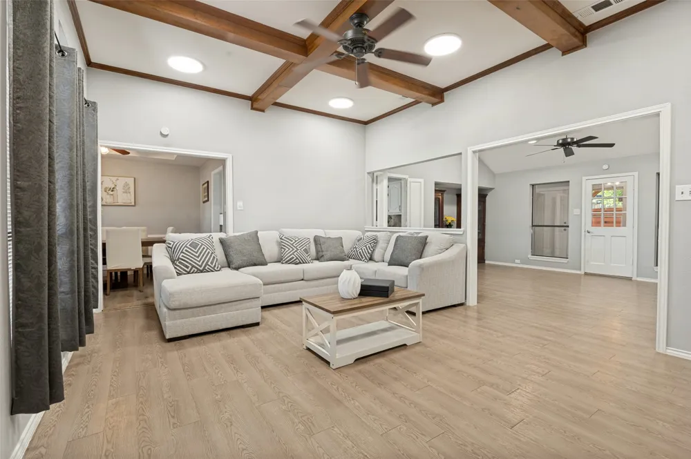 901 Winding Creek Trail Oak Leaf, TX 75154