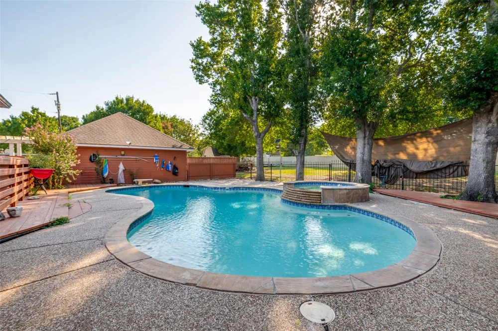 901 Winding Creek Trail Oak Leaf, TX 75154