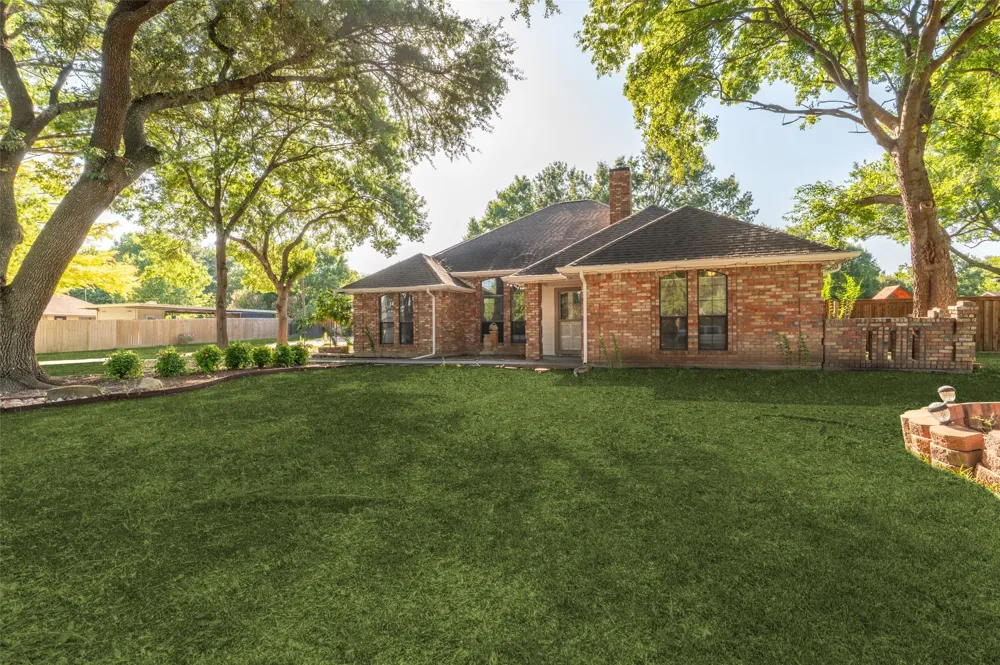 901 Winding Creek Trail Oak Leaf, TX 75154