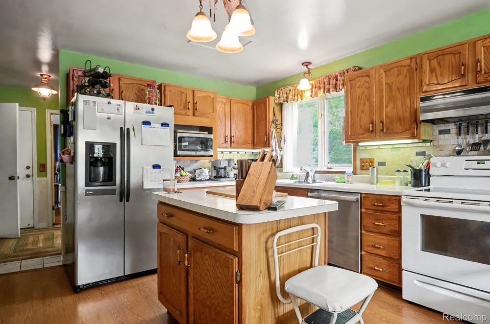 1625 Spruce Court Commerce Charter Township, MI 48390