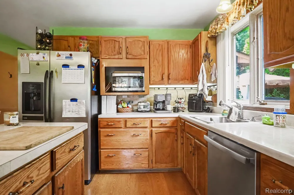 1625 Spruce Court Commerce Charter Township, MI 48390