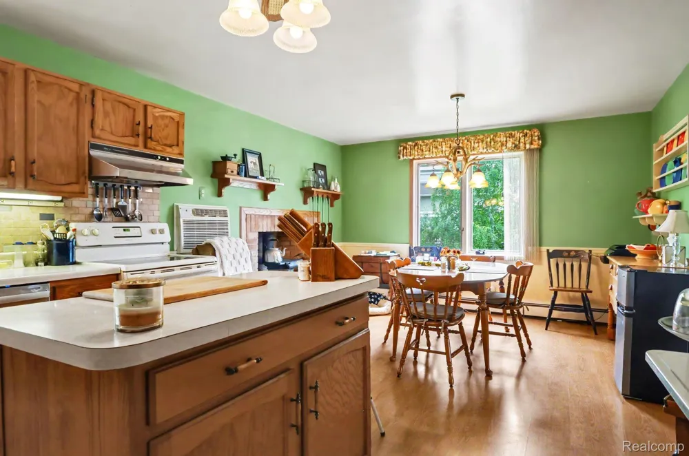 1625 Spruce Court Commerce Charter Township, MI 48390