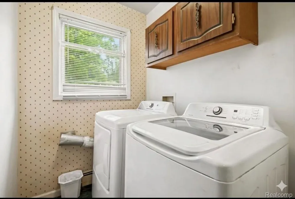 1625 Spruce Court Commerce Charter Township, MI 48390