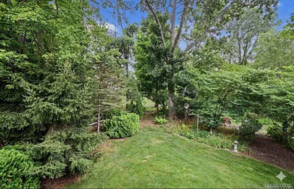 1625 Spruce Court Commerce Charter Township, MI 48390