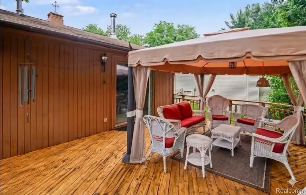 1625 Spruce Court Commerce Charter Township, MI 48390