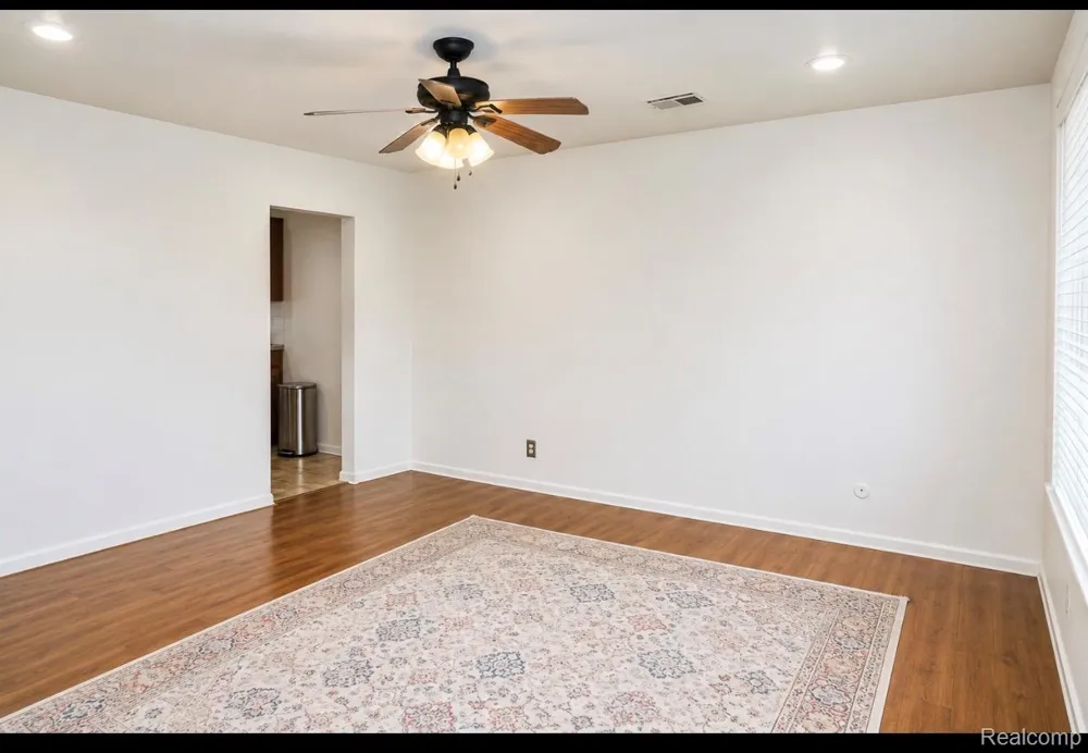 26536 Palmer Boulevard Madison Heights City, MI 48071