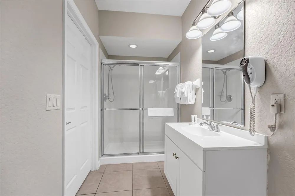 5064 TIDEVIEW CIRCLE #82 Orlando, FL 32819