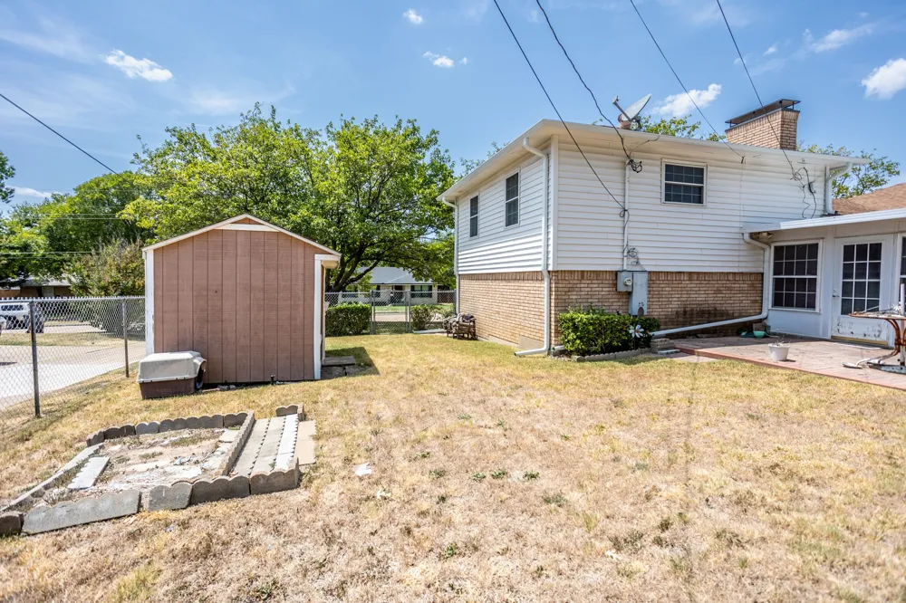 950 SYCAMORE LANE Lancaster, TX 75146