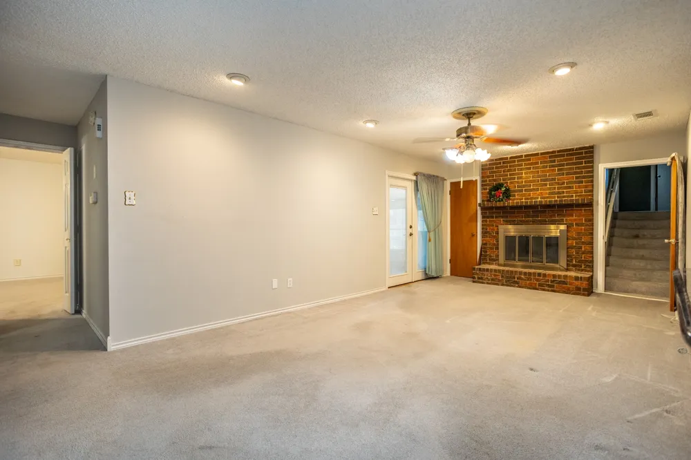 950 SYCAMORE LANE Lancaster, TX 75146