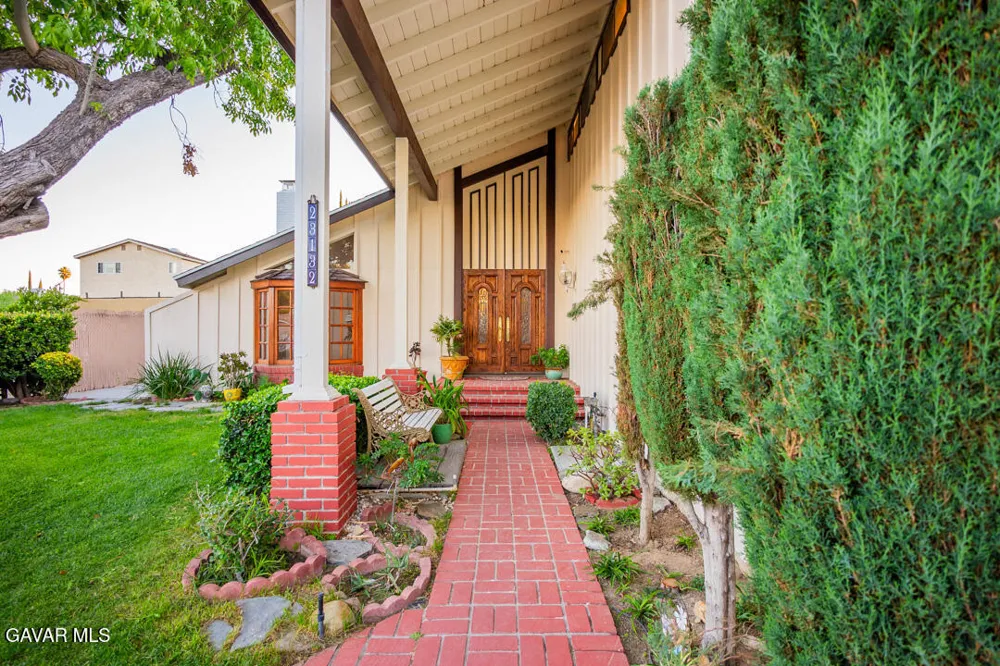 23132 Posada Drive Santa Clarita, CA 91354