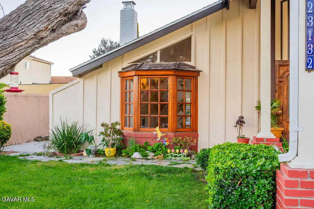23132 Posada Drive Santa Clarita, CA 91354
