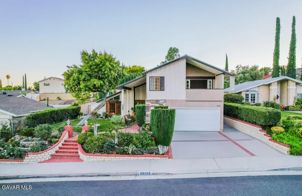 23132 Posada Drive Santa Clarita, CA 91354
