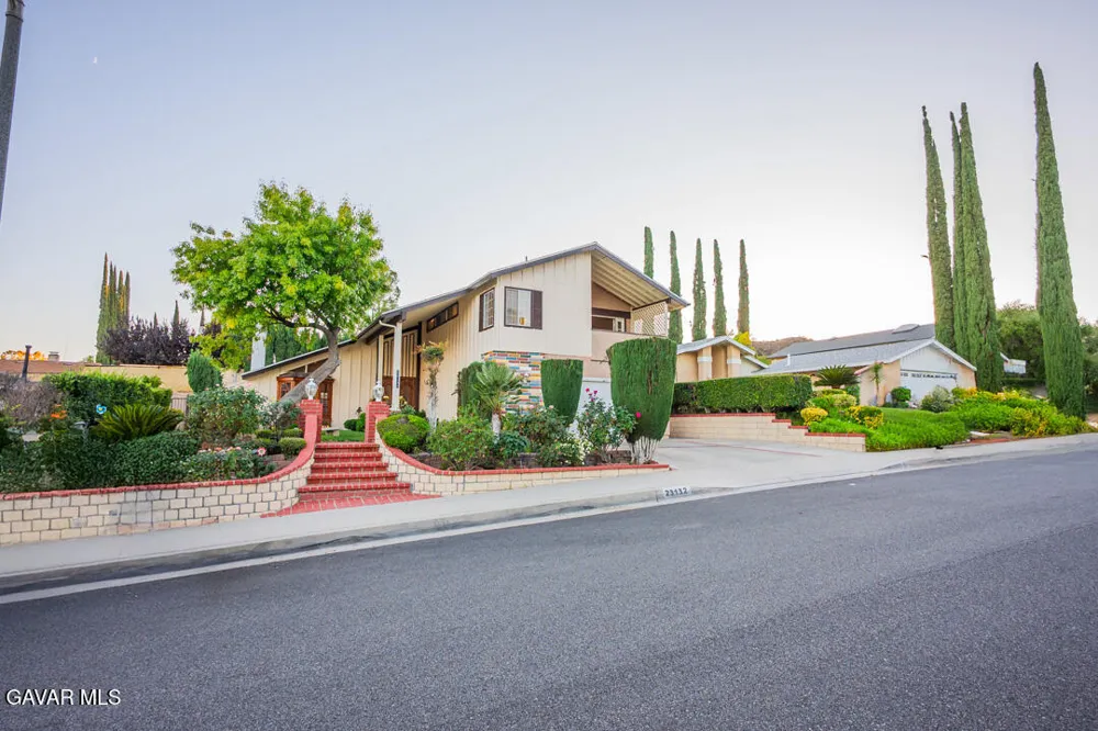 23132 Posada Drive Santa Clarita, CA 91354