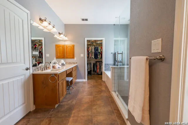 128 CHUCKWAGON DR La Vernia, TX 78121