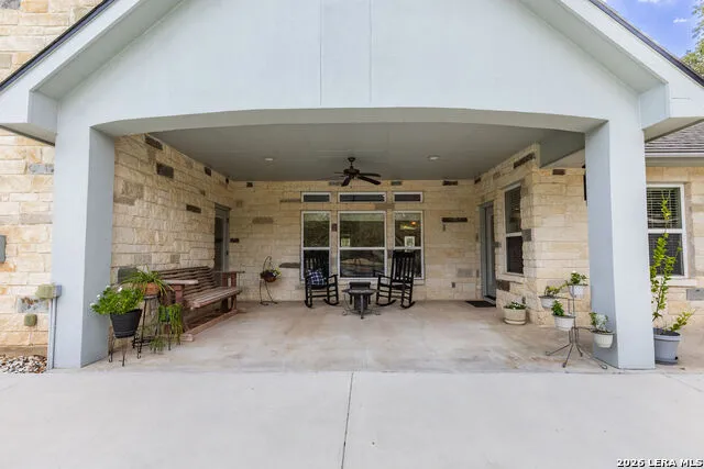 128 CHUCKWAGON DR La Vernia, TX 78121