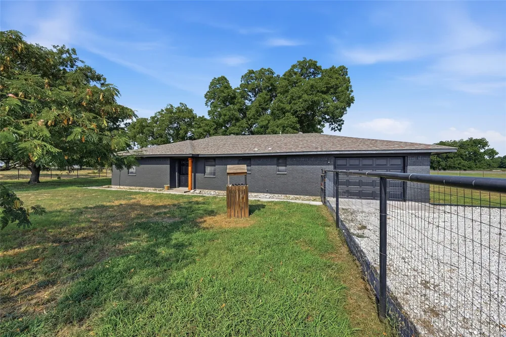 16082 US Highway 377 Whitesboro, TX 76273
