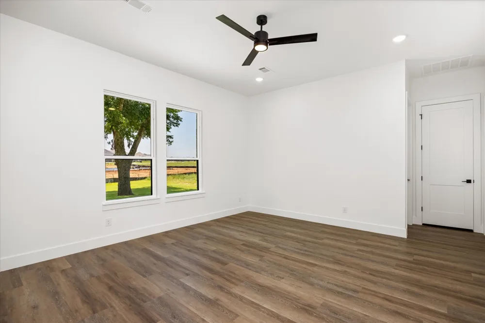 2180 Middlewood Circle Granbury, TX 76049