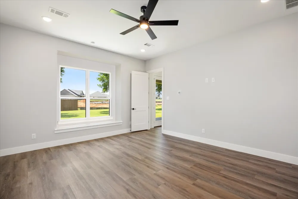 2180 Middlewood Circle Granbury, TX 76049