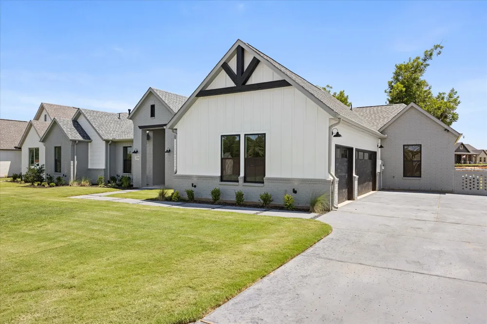 2180 Middlewood Circle Granbury, TX 76049