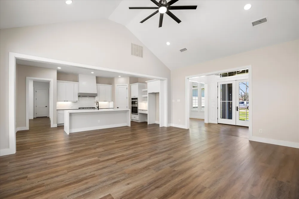 2180 Middlewood Circle Granbury, TX 76049
