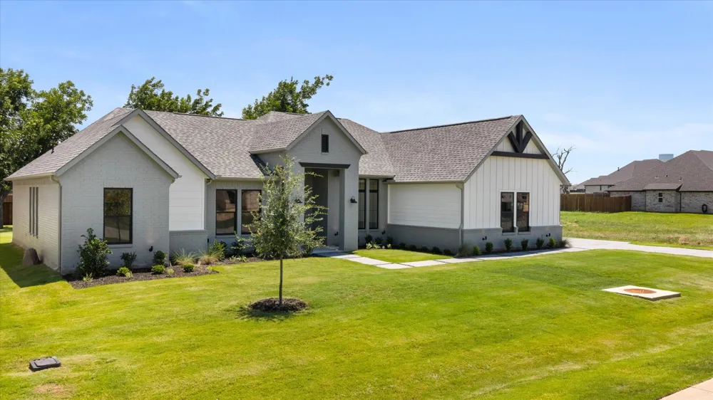 2180 Middlewood Circle Granbury, TX 76049